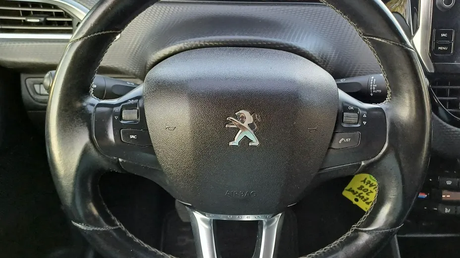 PEUGEOT 208 -