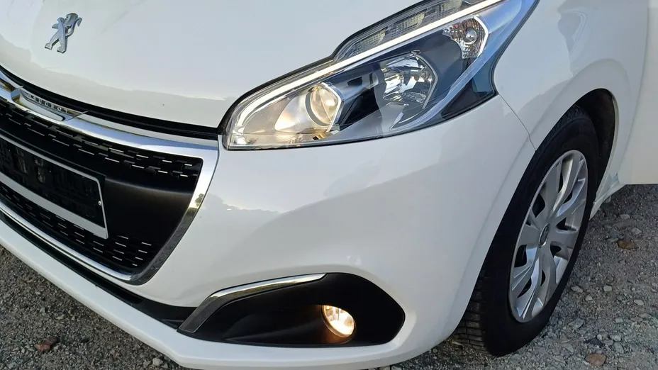 PEUGEOT 208 -