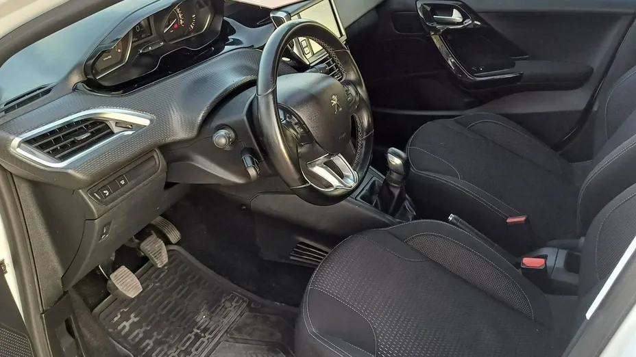 PEUGEOT 208 -