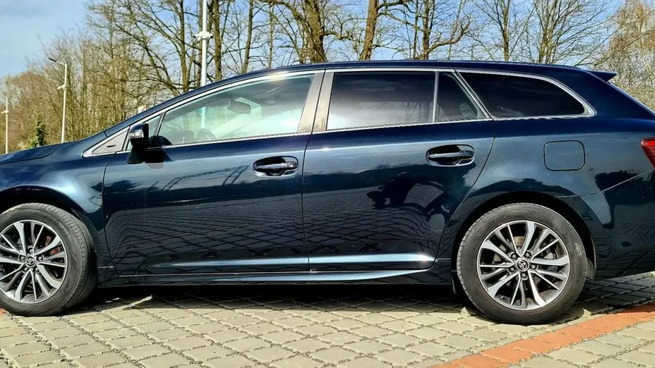 TOYOTA Avensis -
