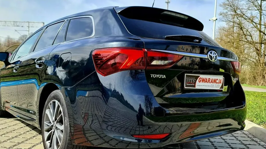 TOYOTA Avensis -