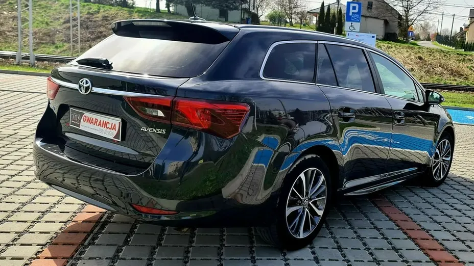 TOYOTA Avensis -