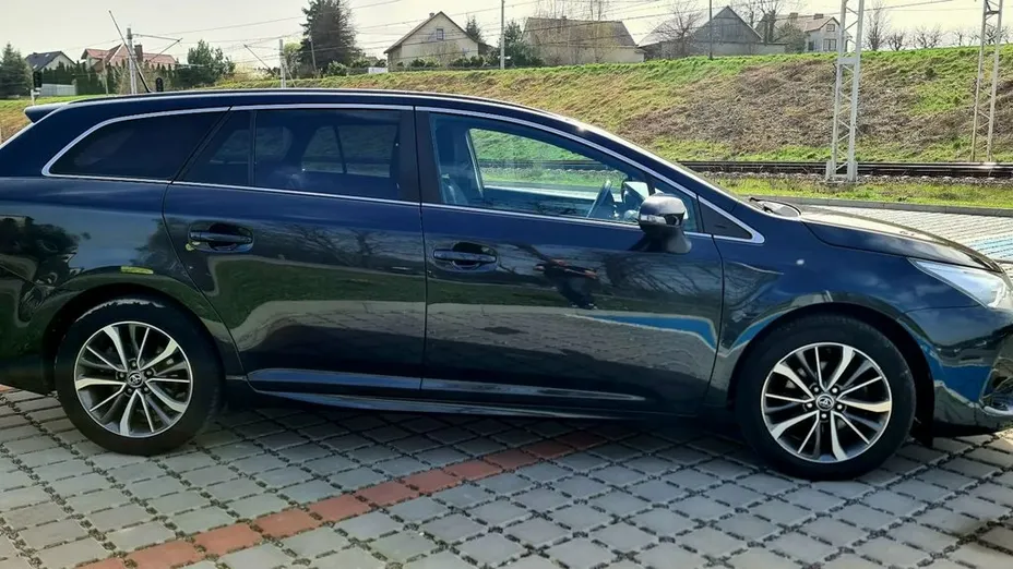 TOYOTA Avensis -