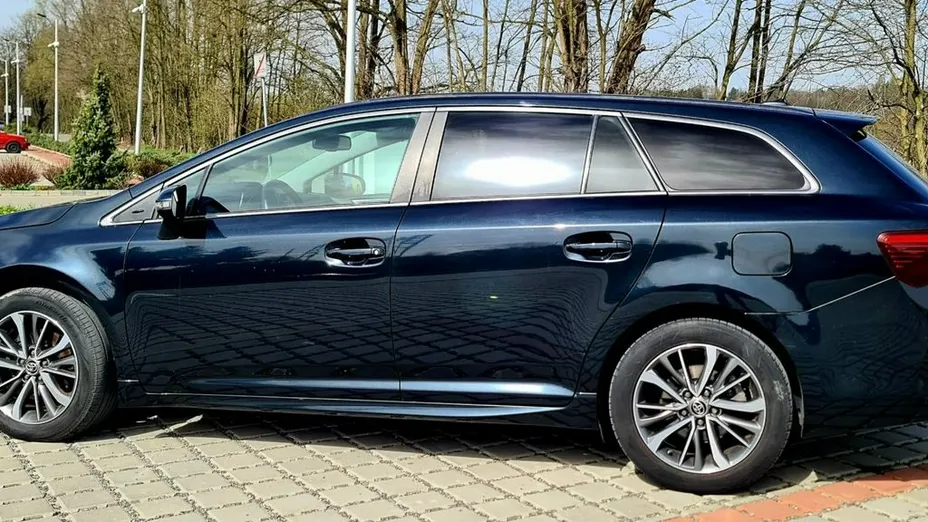 TOYOTA Avensis -