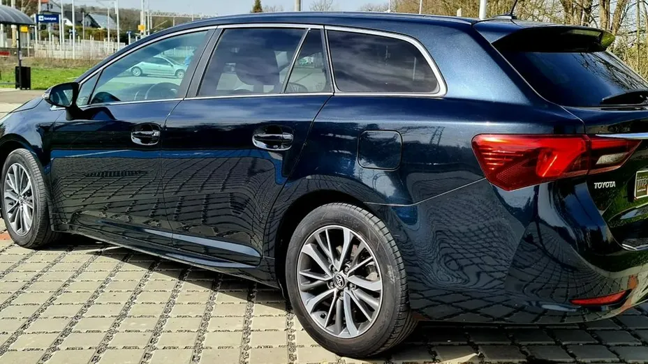 TOYOTA Avensis -