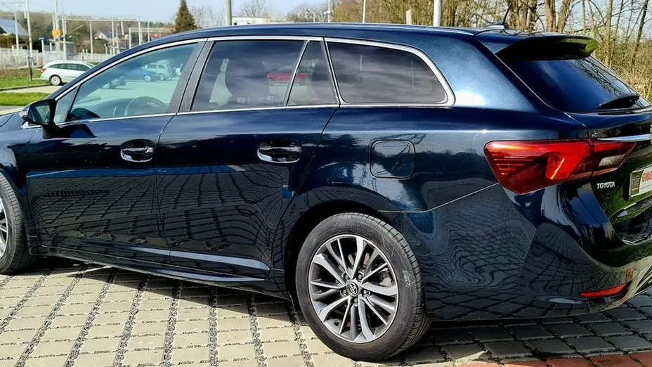 TOYOTA Avensis -