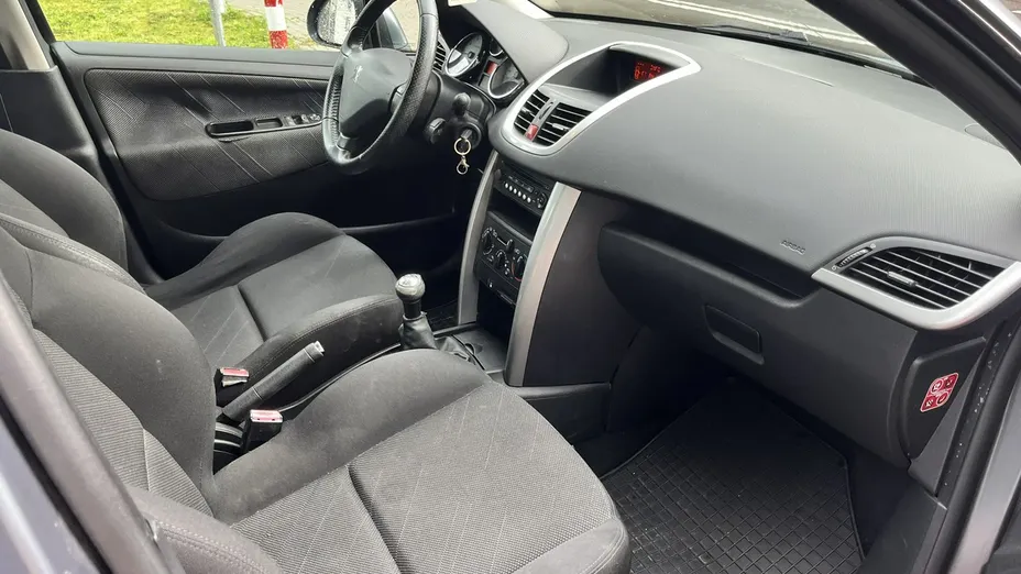 PEUGEOT 207 -