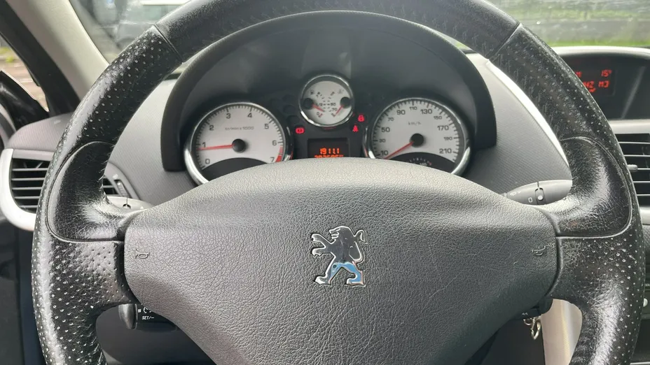 PEUGEOT 207 -