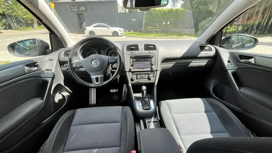VOLKSWAGEN Golf -