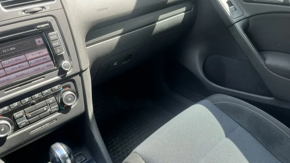 VOLKSWAGEN Golf -