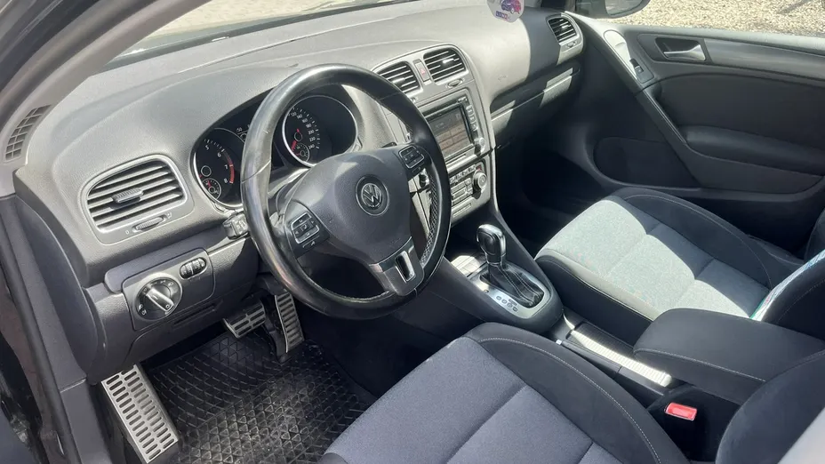 VOLKSWAGEN Golf -