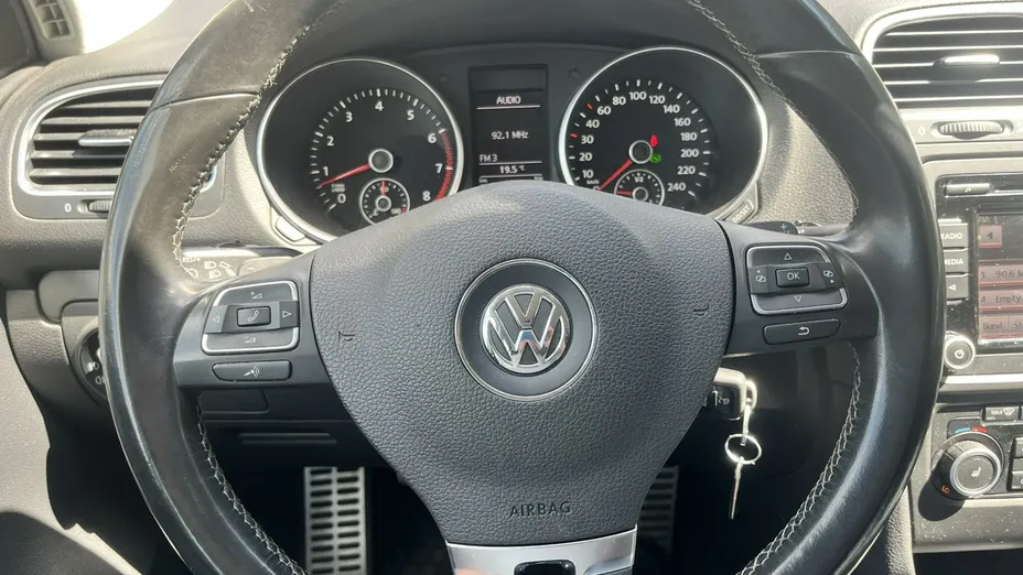 VOLKSWAGEN Golf -