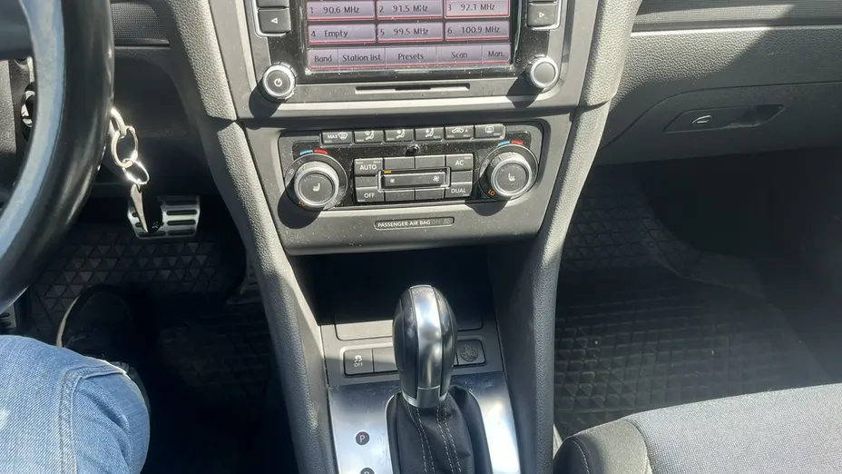 VOLKSWAGEN Golf -