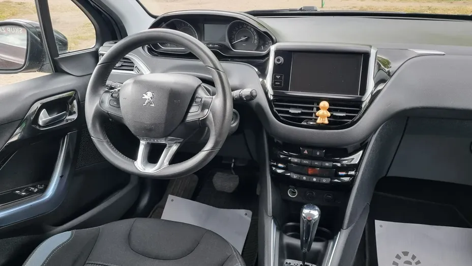 PEUGEOT 208 -