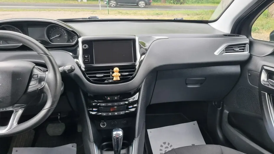 PEUGEOT 208 -