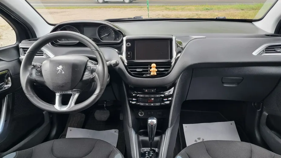 PEUGEOT 208 -