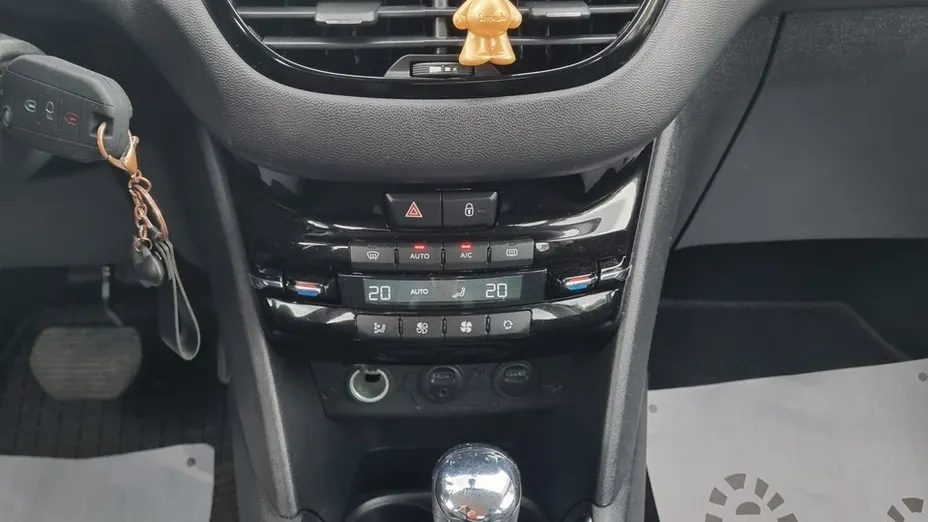 PEUGEOT 208 -