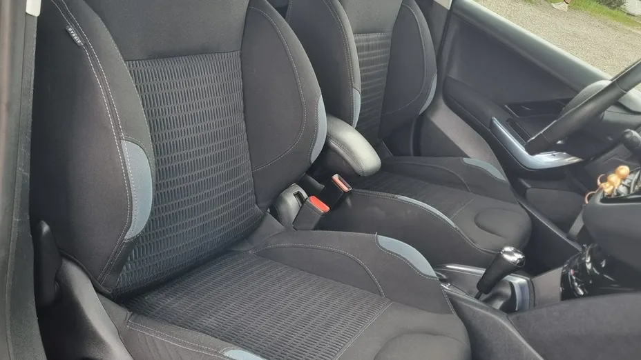 PEUGEOT 208 -