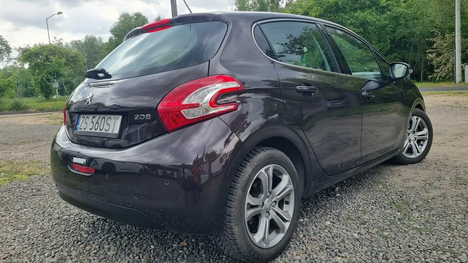PEUGEOT 208 -