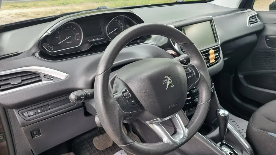 PEUGEOT 208 -