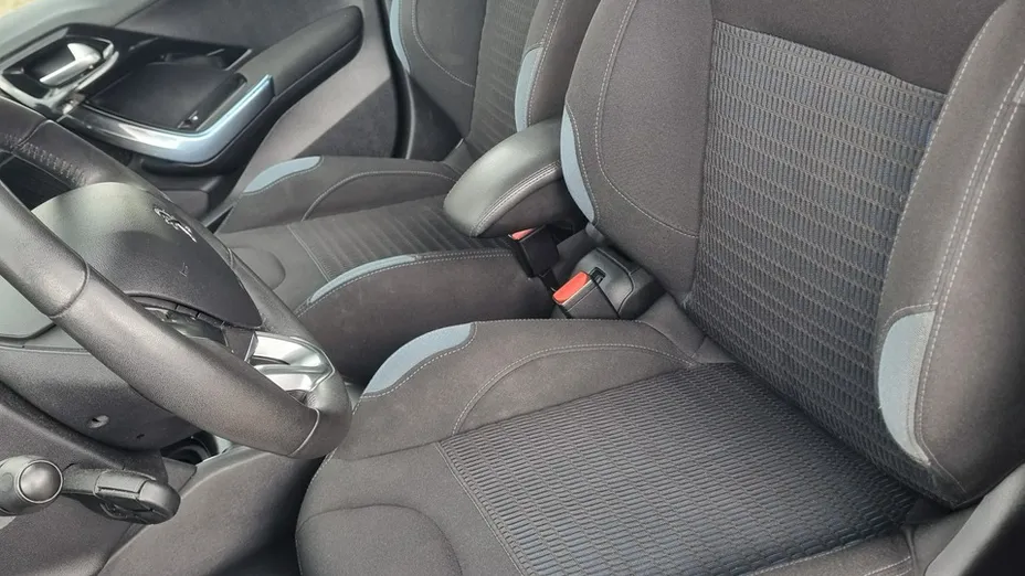 PEUGEOT 208 -