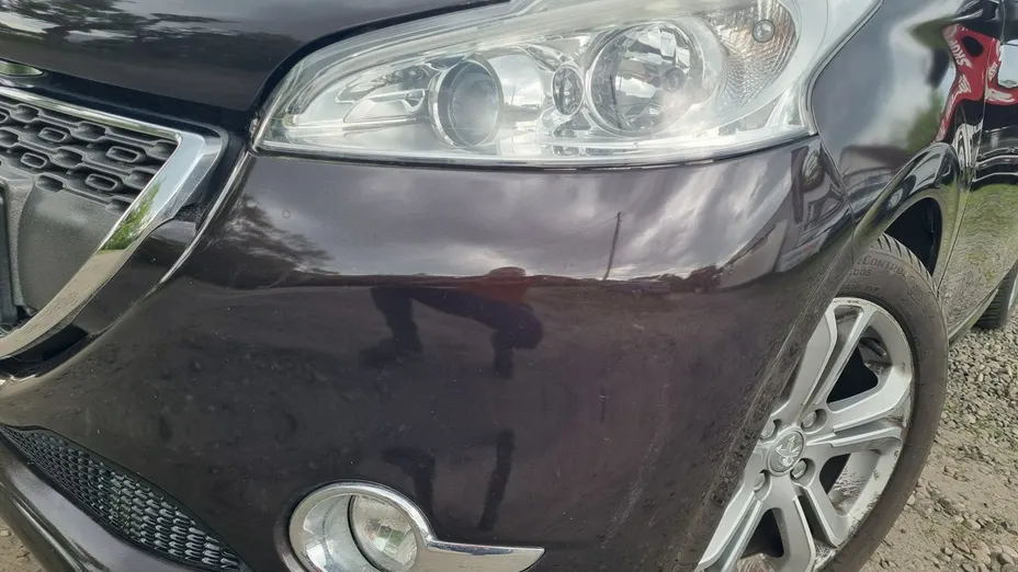 PEUGEOT 208 -