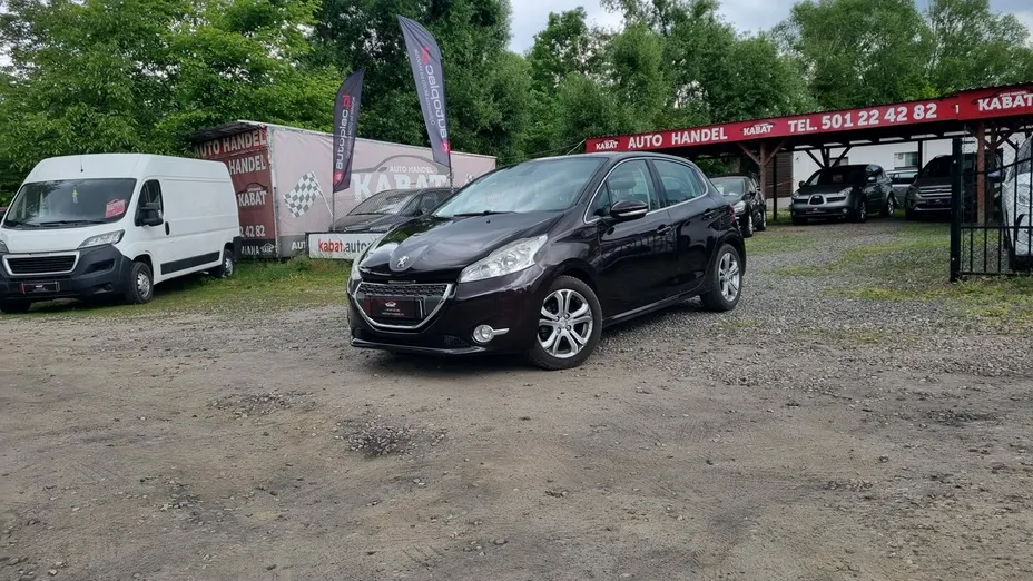 PEUGEOT 208 -