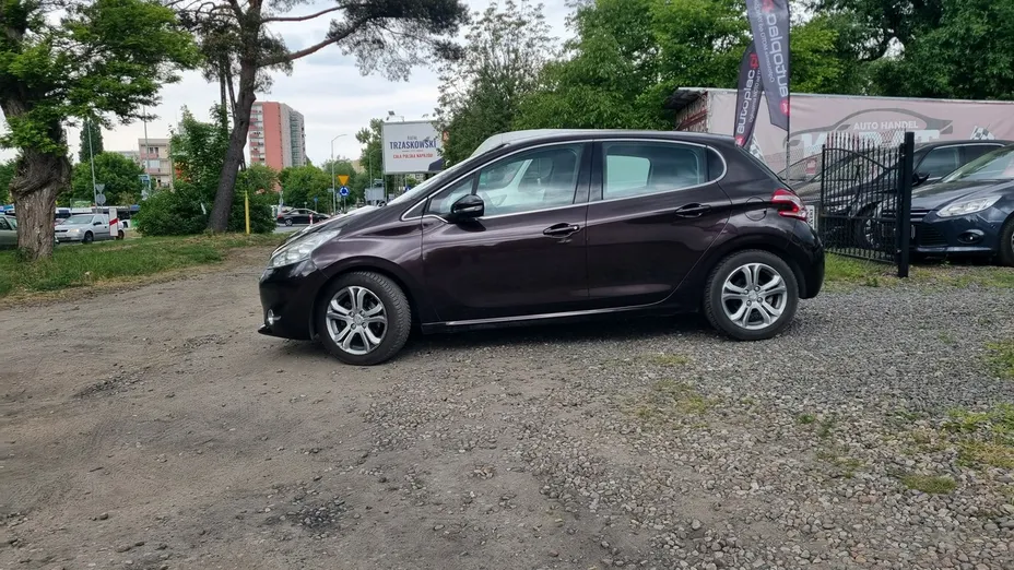 PEUGEOT 208 -
