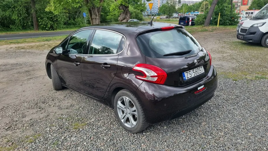 PEUGEOT 208 -