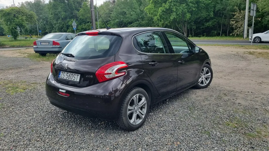 PEUGEOT 208 -
