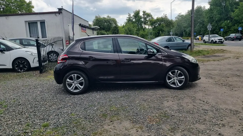 PEUGEOT 208 -