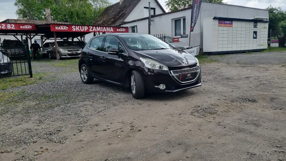 PEUGEOT 208 -