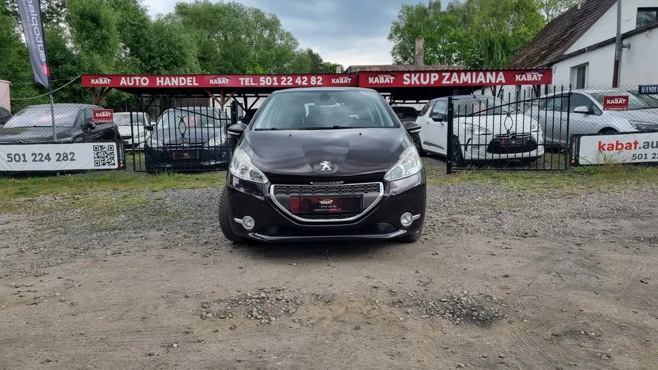 PEUGEOT 208 -