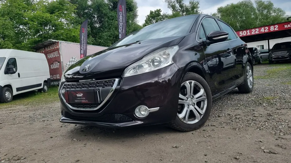 PEUGEOT 208 -