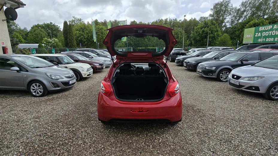 PEUGEOT 208 -