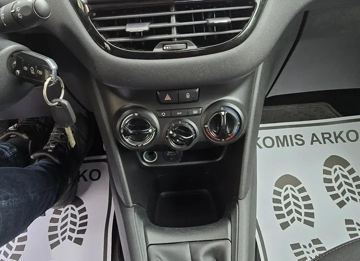 PEUGEOT 208 -