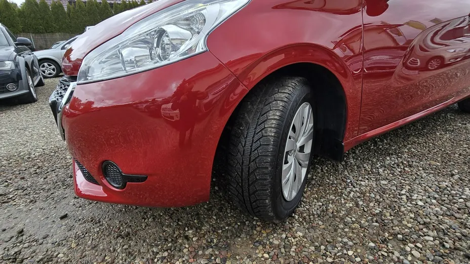 PEUGEOT 208 -