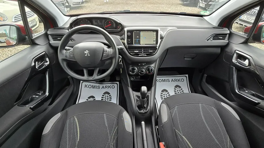 PEUGEOT 208 -