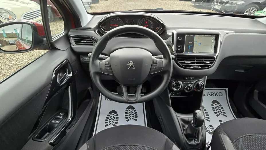 PEUGEOT 208 -
