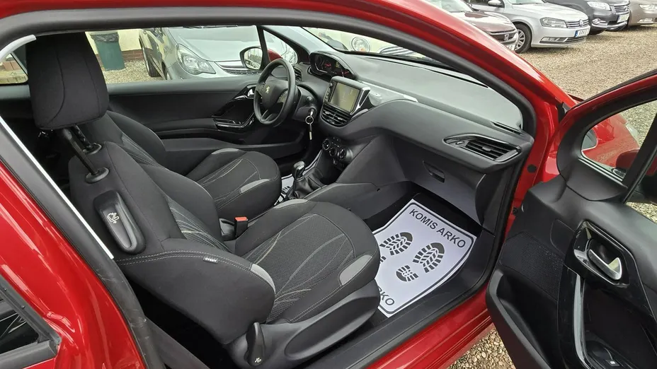 PEUGEOT 208 -
