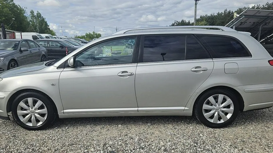 TOYOTA Avensis -