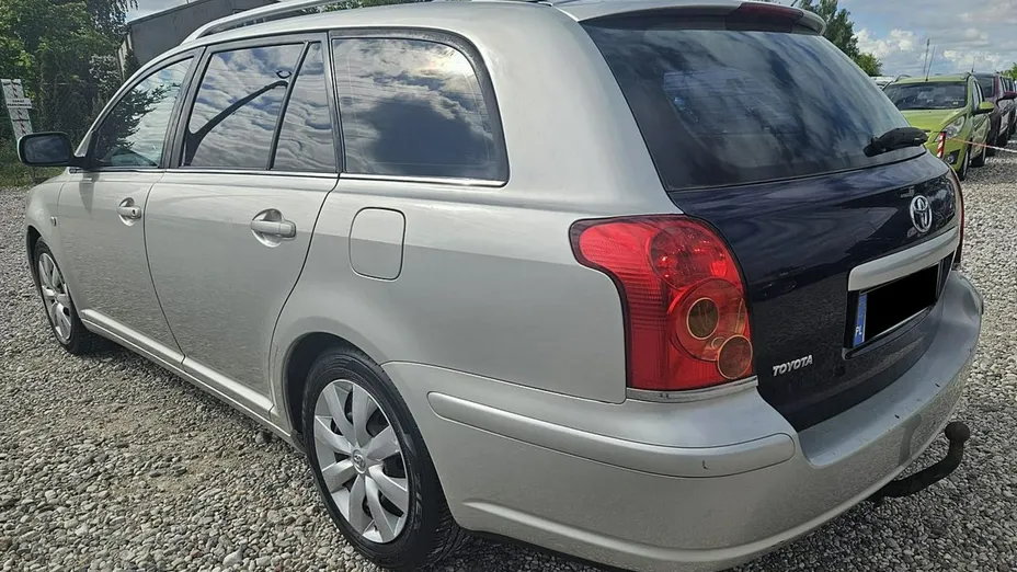 TOYOTA Avensis -