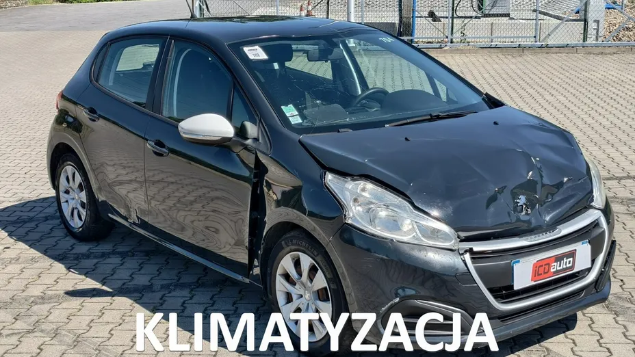 PEUGEOT 208 -