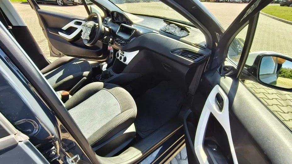 PEUGEOT 208 -