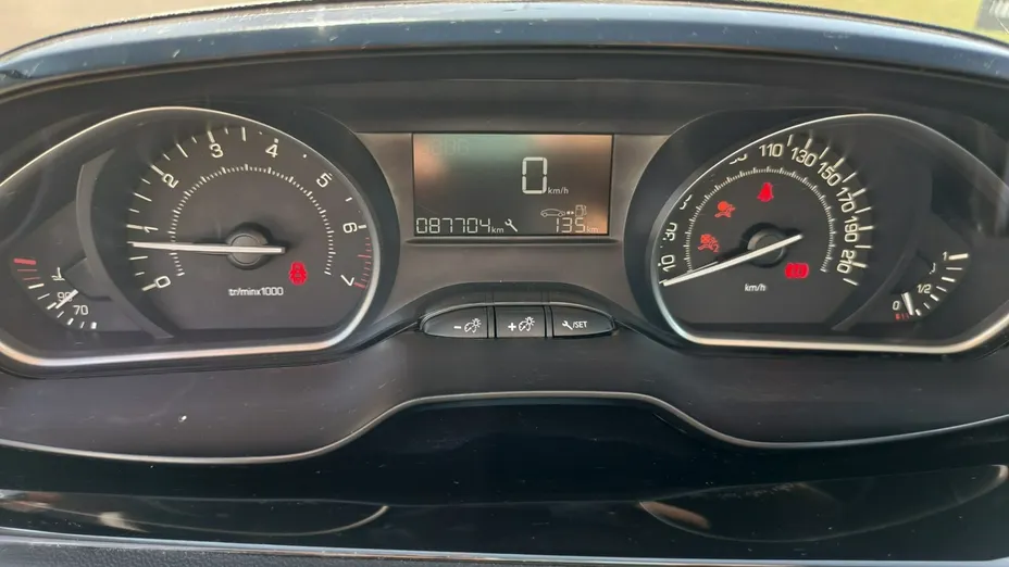 PEUGEOT 208 -