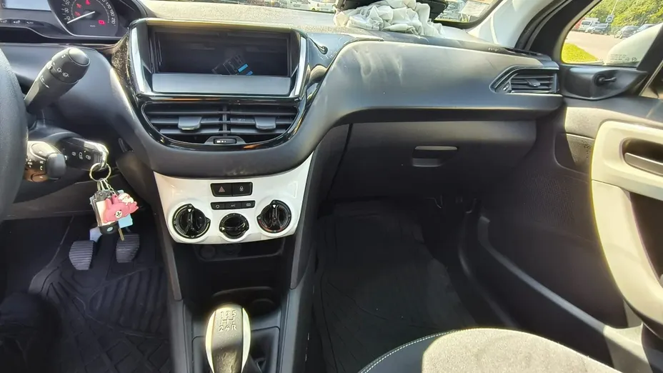 PEUGEOT 208 -