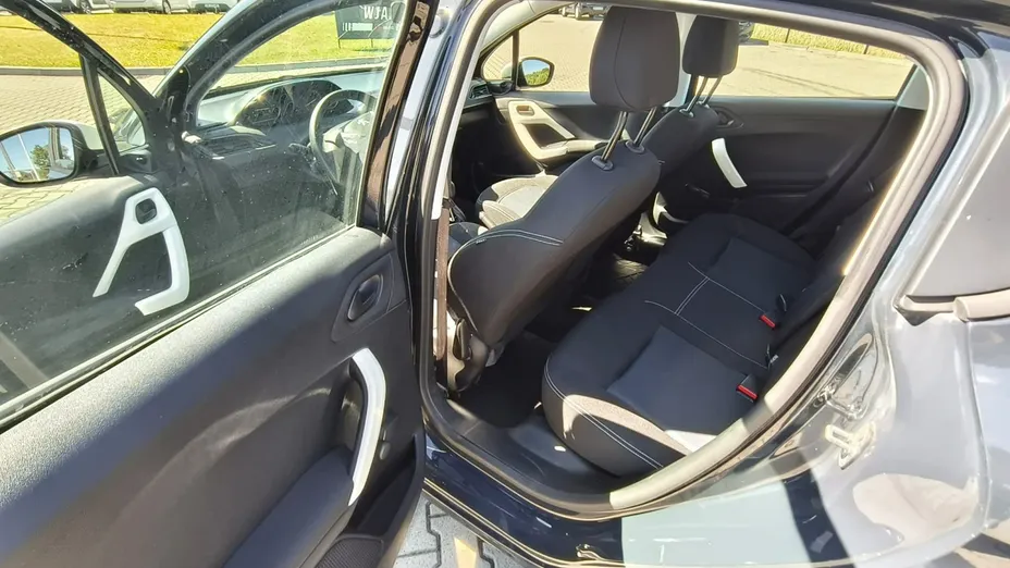 PEUGEOT 208 -