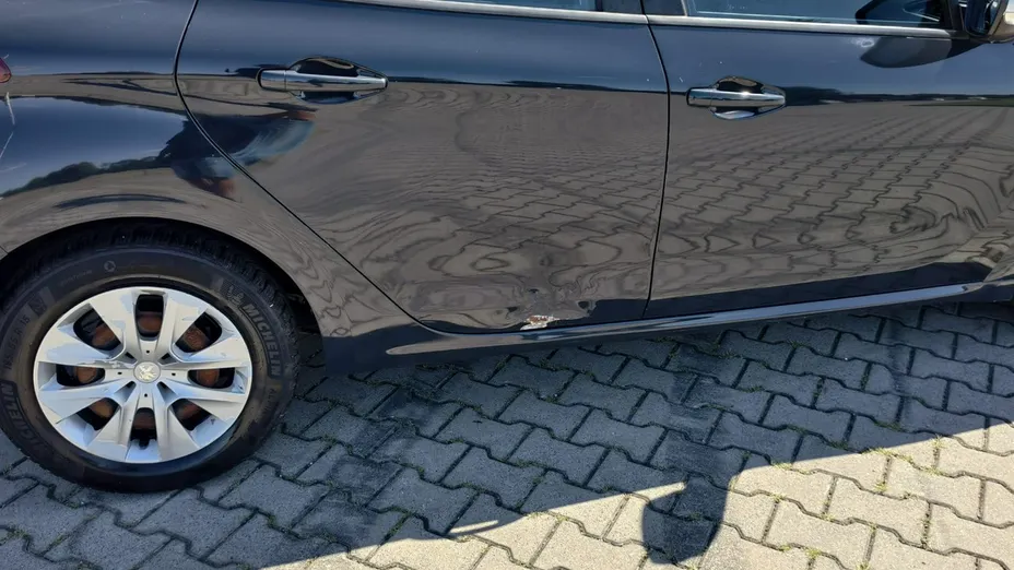 PEUGEOT 208 -