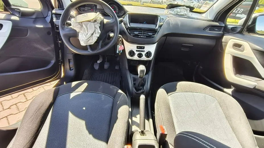 PEUGEOT 208 -
