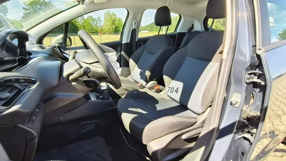 PEUGEOT 208 -